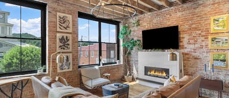 Smart-tv, een open haard en boeken