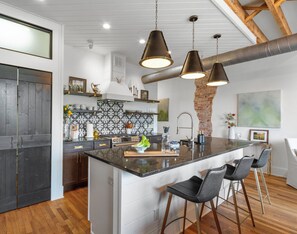 Frigorífico, microondas, horno y placa de cocina
