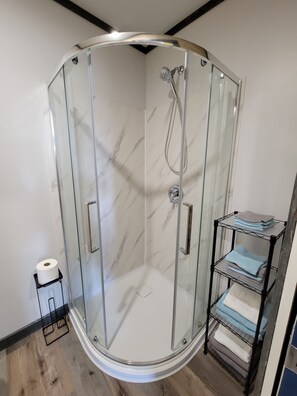 Shower, hair dryer, towels, shampoo - Cozy Studio Suite, close to golf & Conferdation trail (Vernon Bridge)
