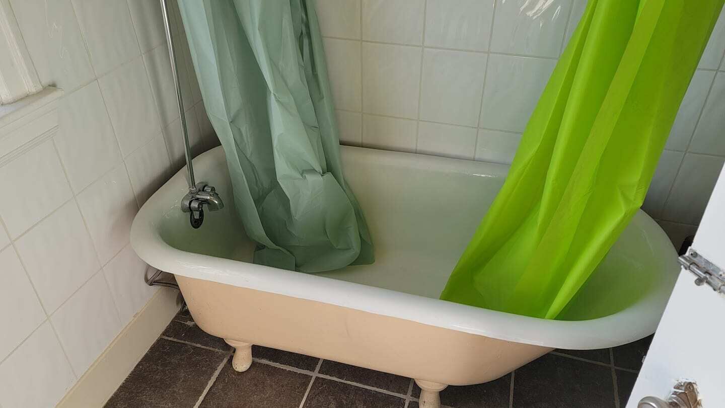 Combined shower/tub, jetted tub, hair dryer, towels