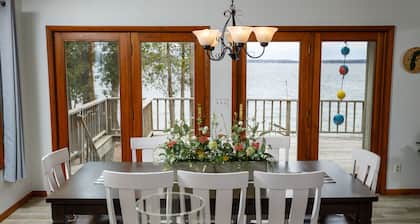 Sturgeon Bay Waterfront home- Second Story deck for sunsets!