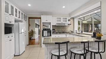 Réfrigérateur, micro-ondes, four, lave-vaisselle