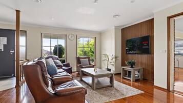 TV connectée, baby-foot, table de tennis de table, livres