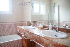 Shower, towels