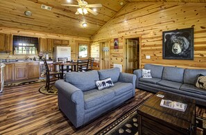 Smart TV, fireplace - Cozy Private Cabin! 3BD2Bath/Hot Tub/GSM/Lake/Pool/Pet-friendly/Gated community (Sevierville)