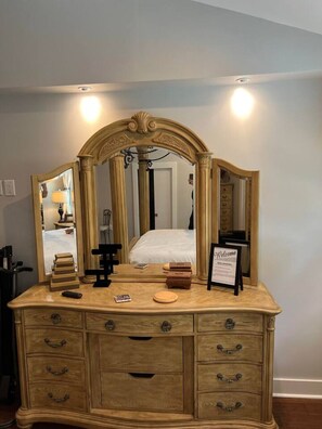 1 bedroom, desk, iron/ironing board, WiFi