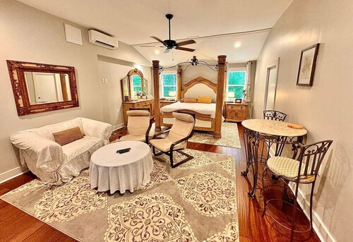 Romantic Luxury with Infrared Sauna. Pets allowed