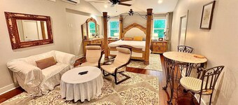 Romantic Luxury with Infrared Sauna. Pets allowed