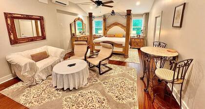 Romantic Luxury with Infrared Sauna. Pets allowed