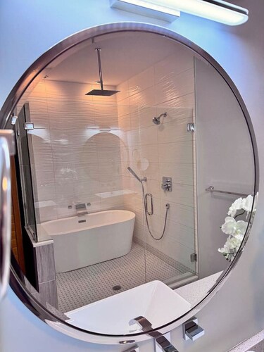 Romantic Luxury with Infrared Sauna. Pets allowed