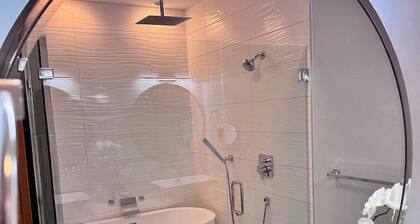 Romantic Luxury with Infrared Sauna. Pets allowed