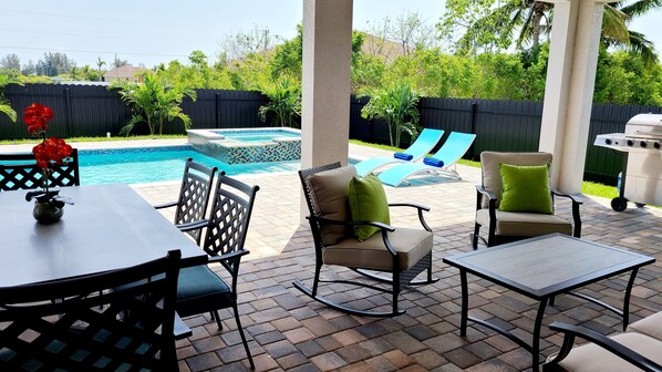 Outdoor dining - Sunrise Villa with Private Heated Salt Water Pool and Spa near Golf Course (Cape Coral)