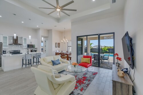 Sunrise Villa with Private Heated Salt Water Pool and Spa near Golf Course