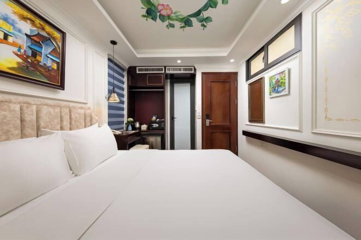 Minibar, WiFi (free), bed sheets