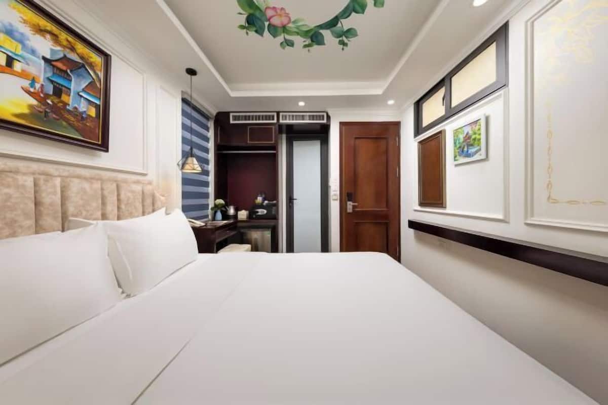 Minibar, free WiFi, bed sheets