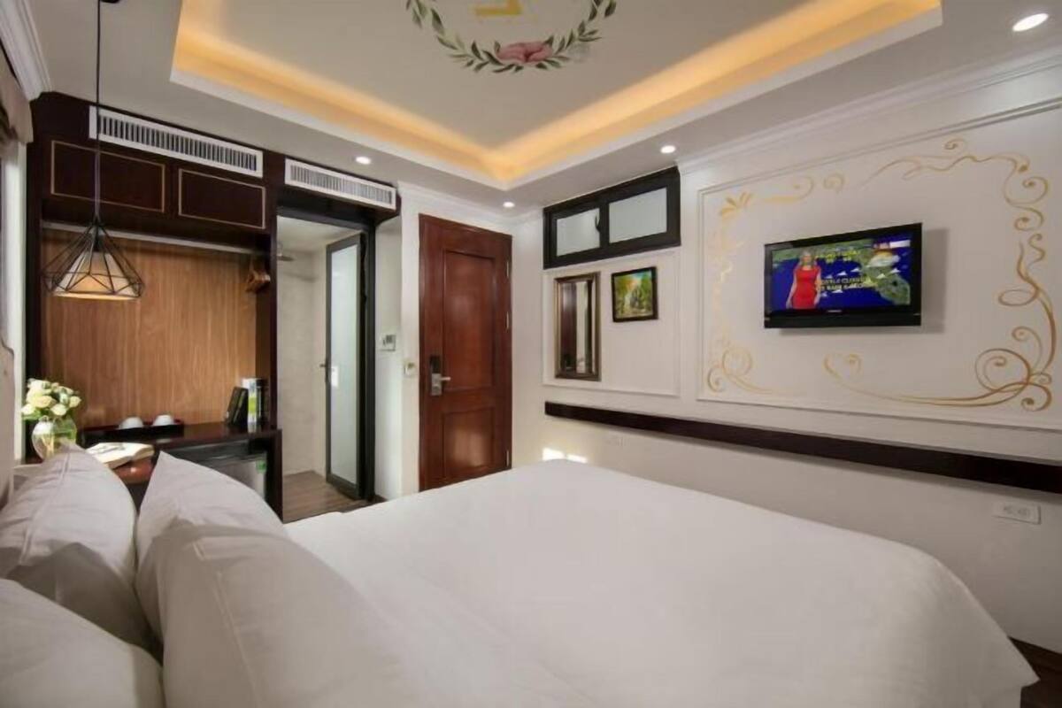 Minibar, free WiFi, bed sheets