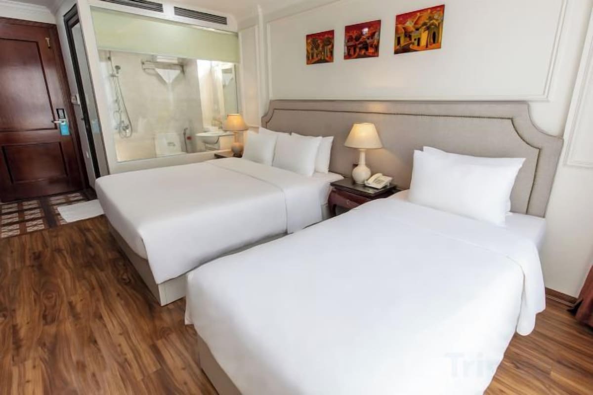 Minibar, free WiFi, bed sheets