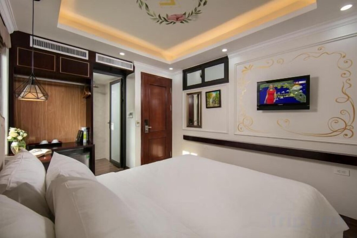 Minibar, free WiFi, bed sheets