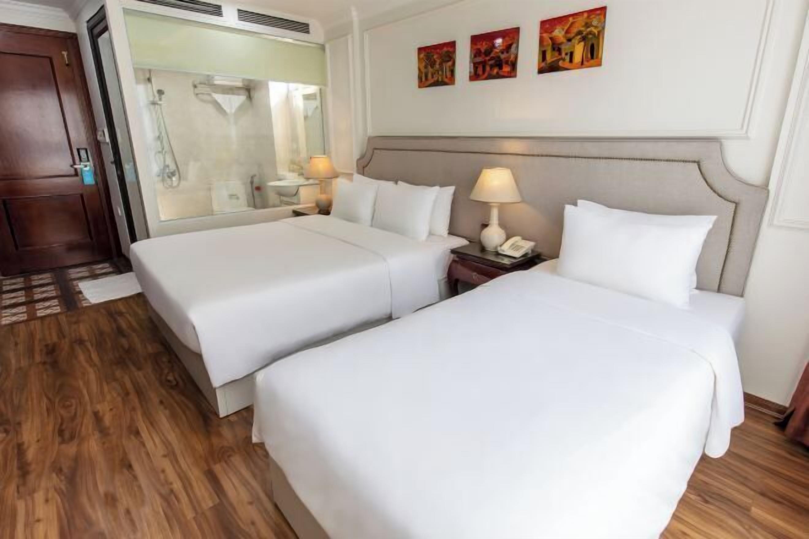 Minibar, truy cập Internet không dây miễn phí, bộ trải giường 