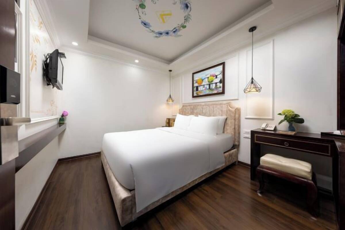Minibar, WiFi (free), bed sheets