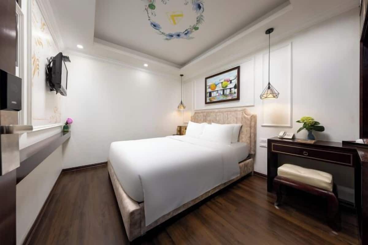 Minibar, free WiFi, bed sheets