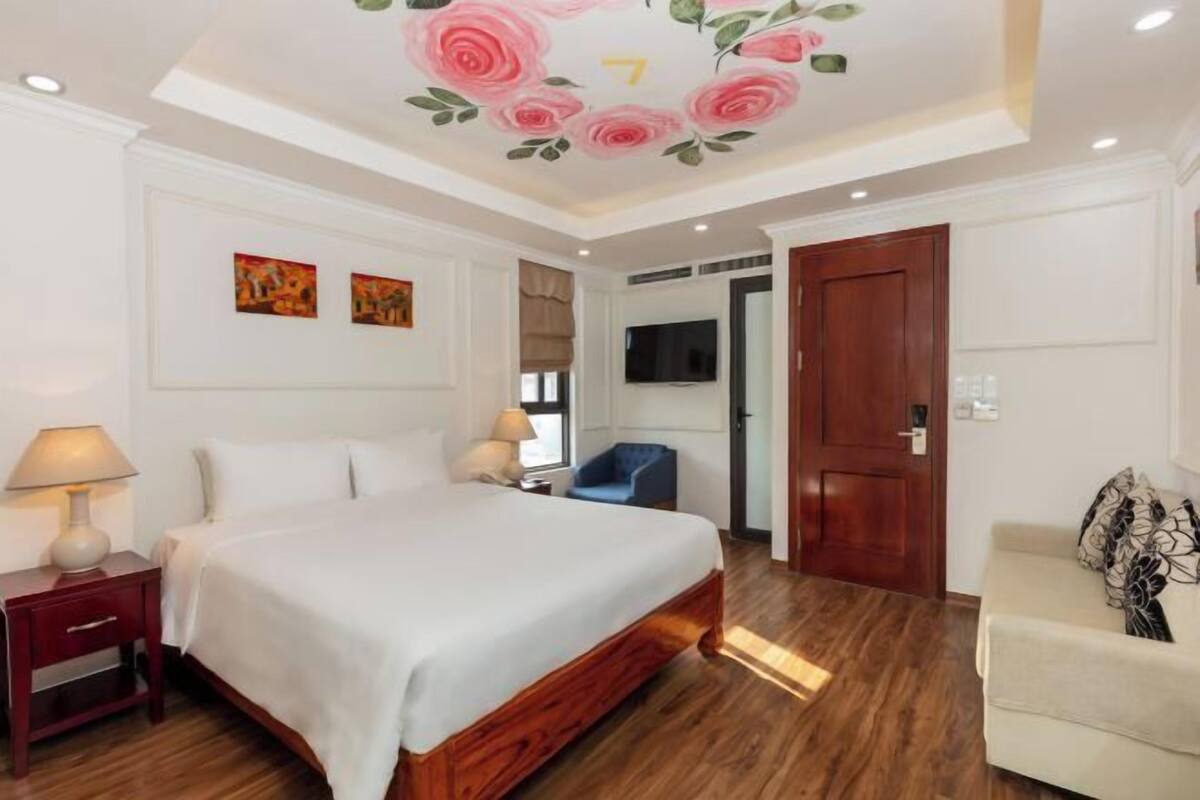 Minibar, free WiFi, bed sheets