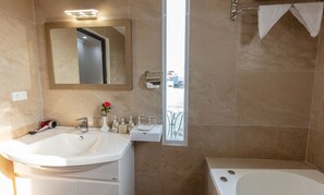 Ducha, pantuflas, toallas