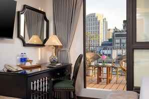 Suite Balcony | In-room dining - Golden Legend Palace Hotel (Hanoi)