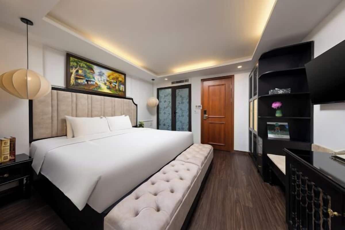 Minibar, free WiFi, bed sheets