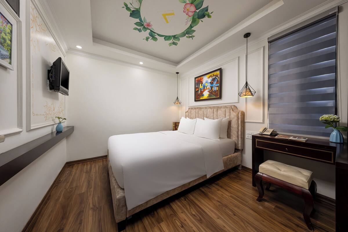 Deluxe Double City View | Minibar, WiFi (free), bed sheets
