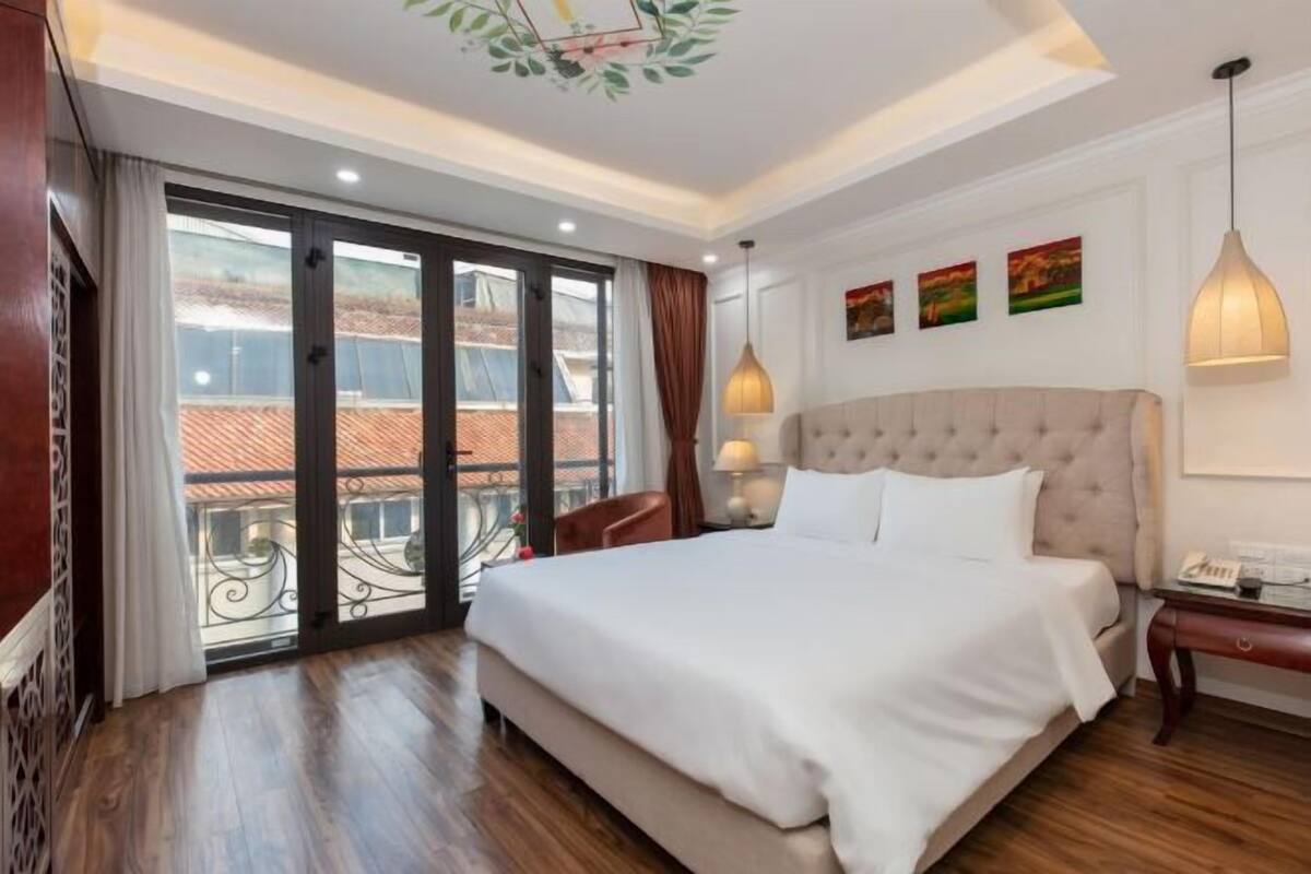 Minibar, free WiFi, bed sheets