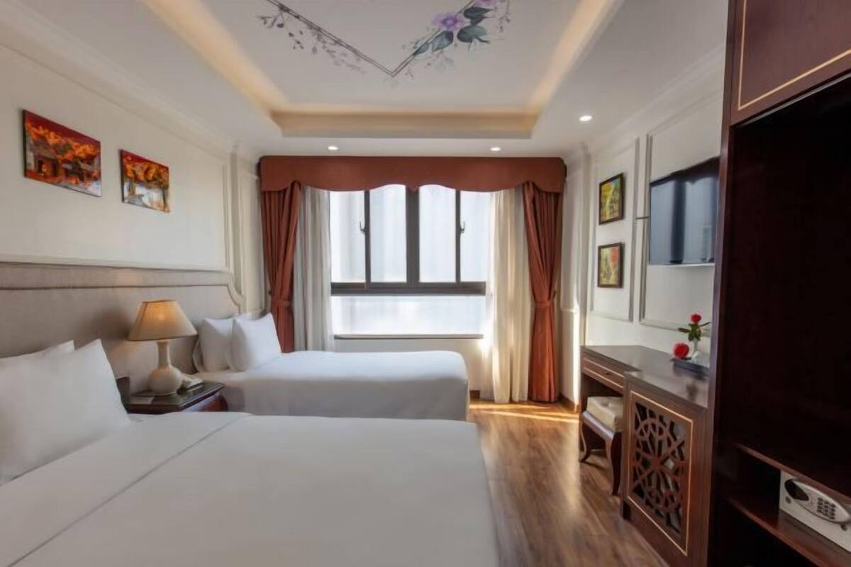 Minibar, free WiFi, bed sheets