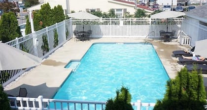 lovely 2-bedroom apartment with pool 6