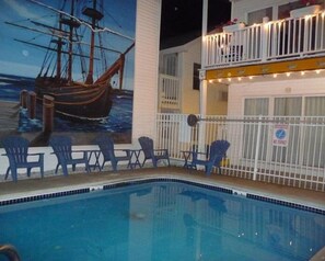 Utomhuspool och uppvärmd pool
