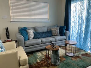 Smart TV, chimenea y libros 