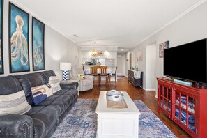 TV - Golf and family-friendly rental w/pool, hot tub-1 block from beach in Ocean Drive (North Myrtle Beach)