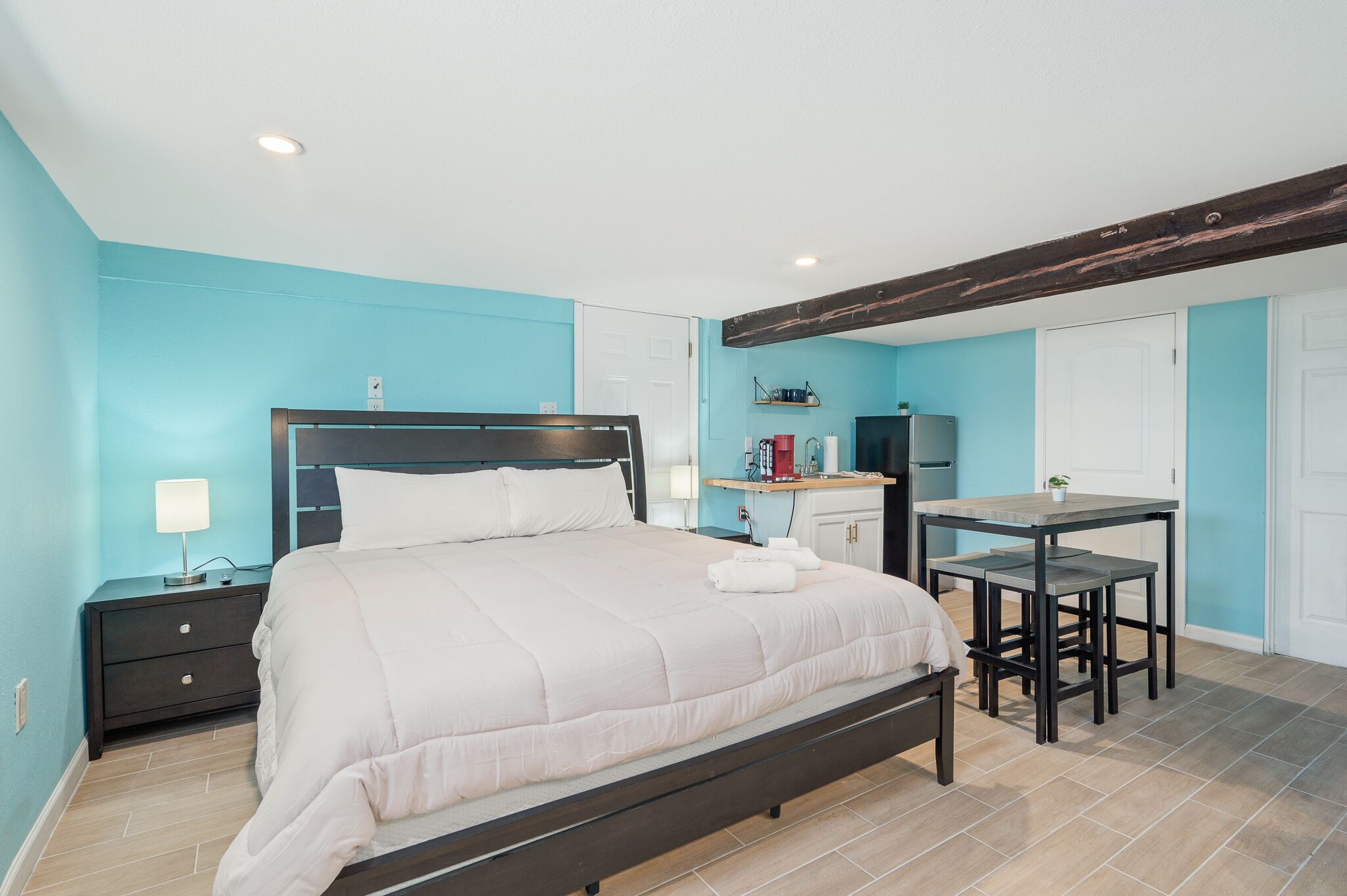 Luxurious Quaint Efficiency by the Sea Shore