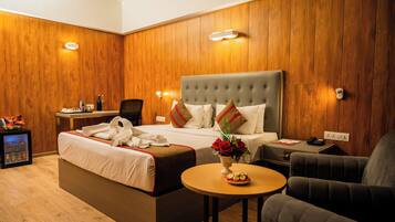 Executive Double Room, 1 King Bed | Down duvets, Select Comfort beds, in-room safe, desk