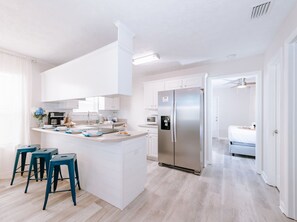 Kühlschrank, Mikrowelle, Ofen, Herdplatte