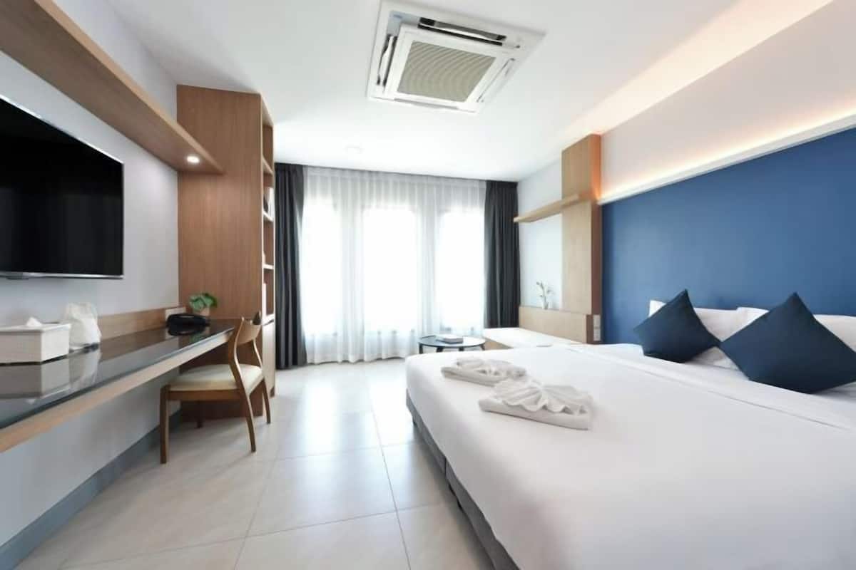 Hypo-allergenic bedding available, desk, WiFi (free), bed sheets