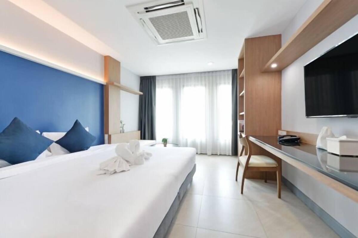 Hypo-allergenic bedding, desk, free WiFi, bed sheets