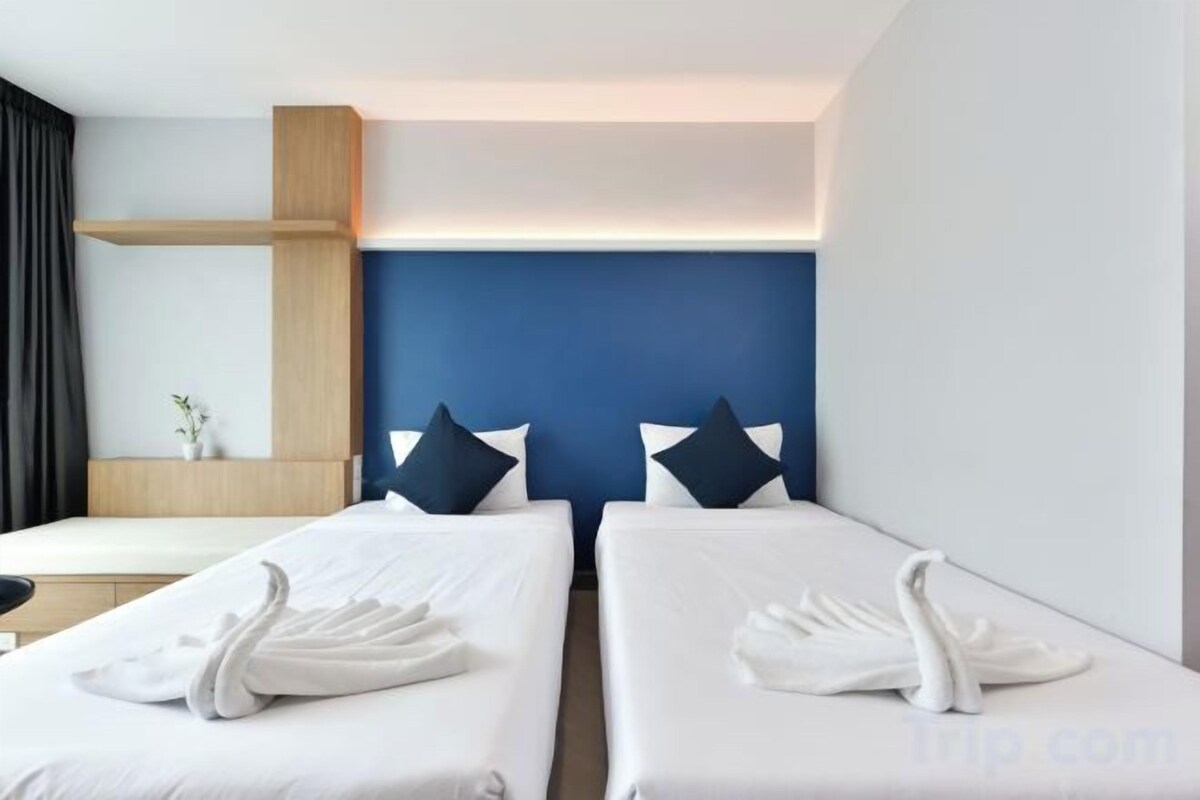 Hypo-allergenic bedding available, desk, WiFi (free), bed sheets