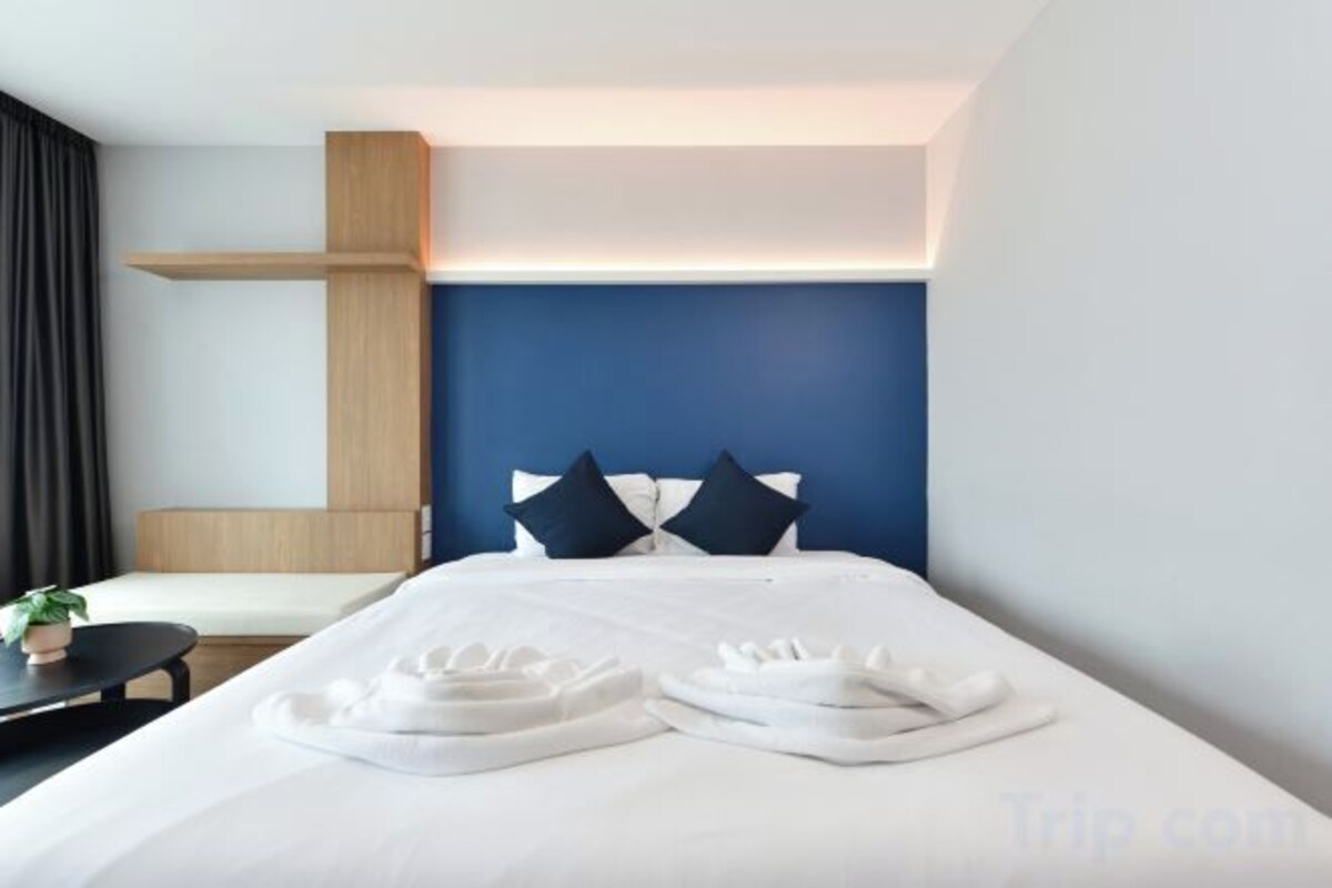 Hypo-allergenic bedding available, desk, WiFi (free), bed sheets