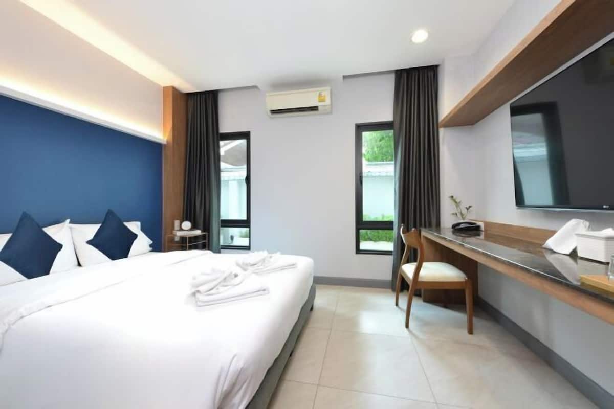 Hypo-allergenic bedding available, desk, WiFi (free), bed sheets