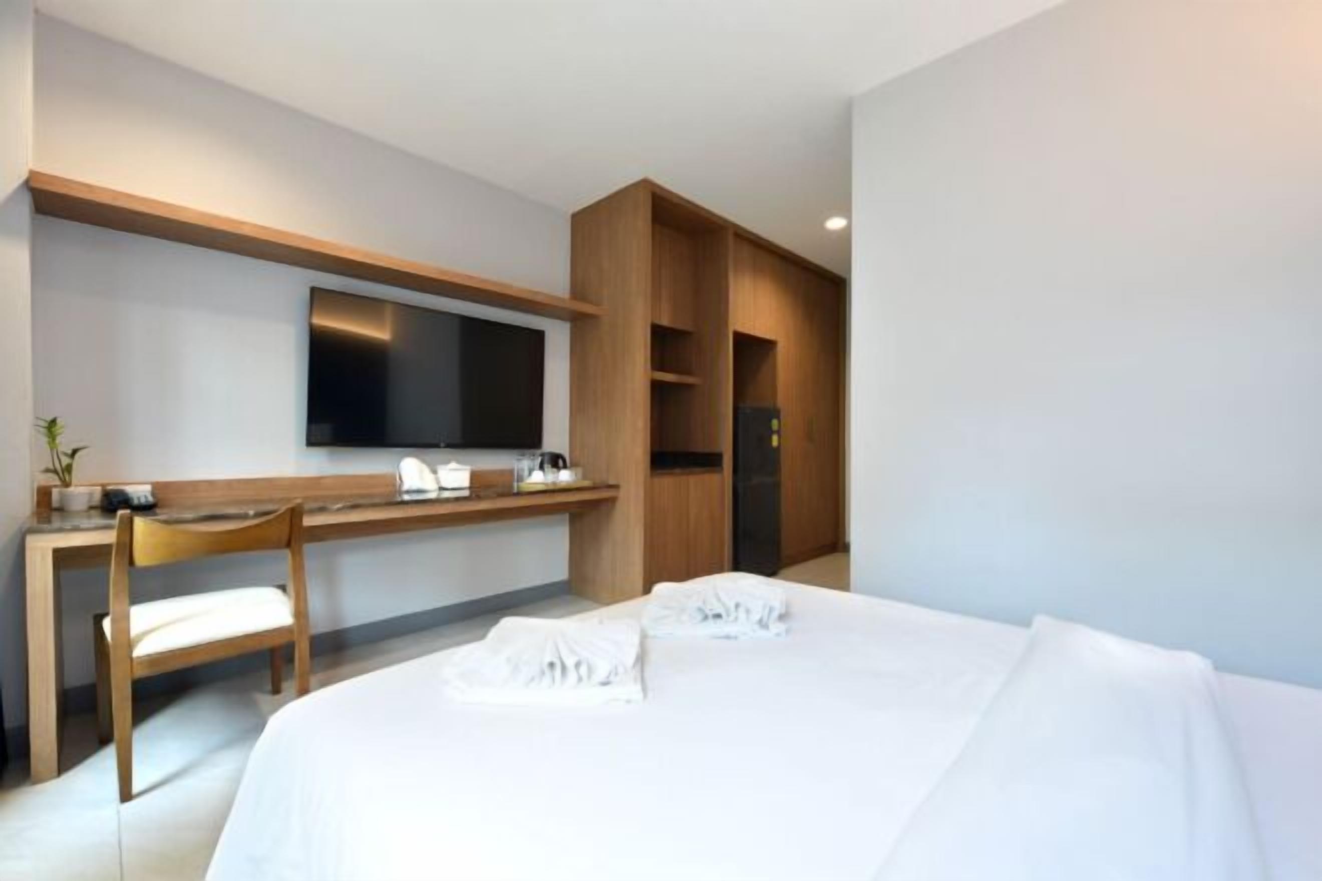 Hypo-allergenic bedding, desk, free WiFi, bed sheets