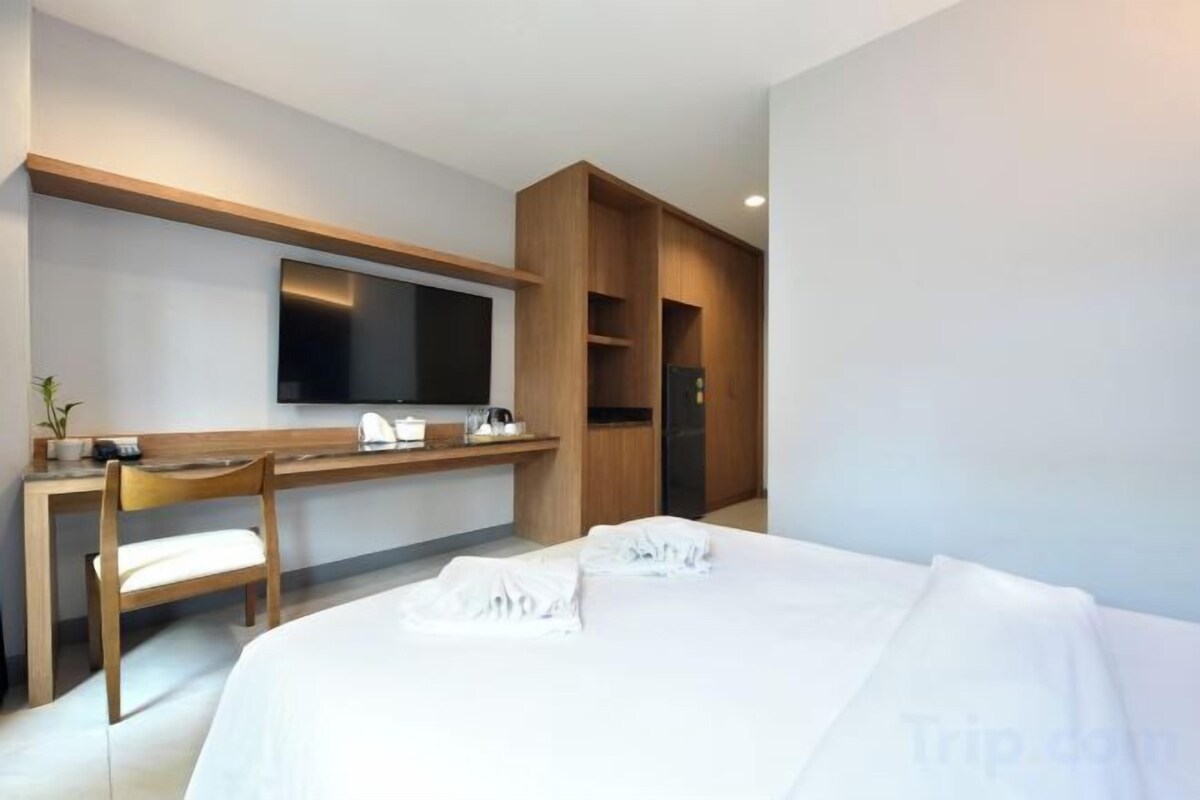 Hypo-allergenic bedding available, desk, WiFi (free), bed sheets