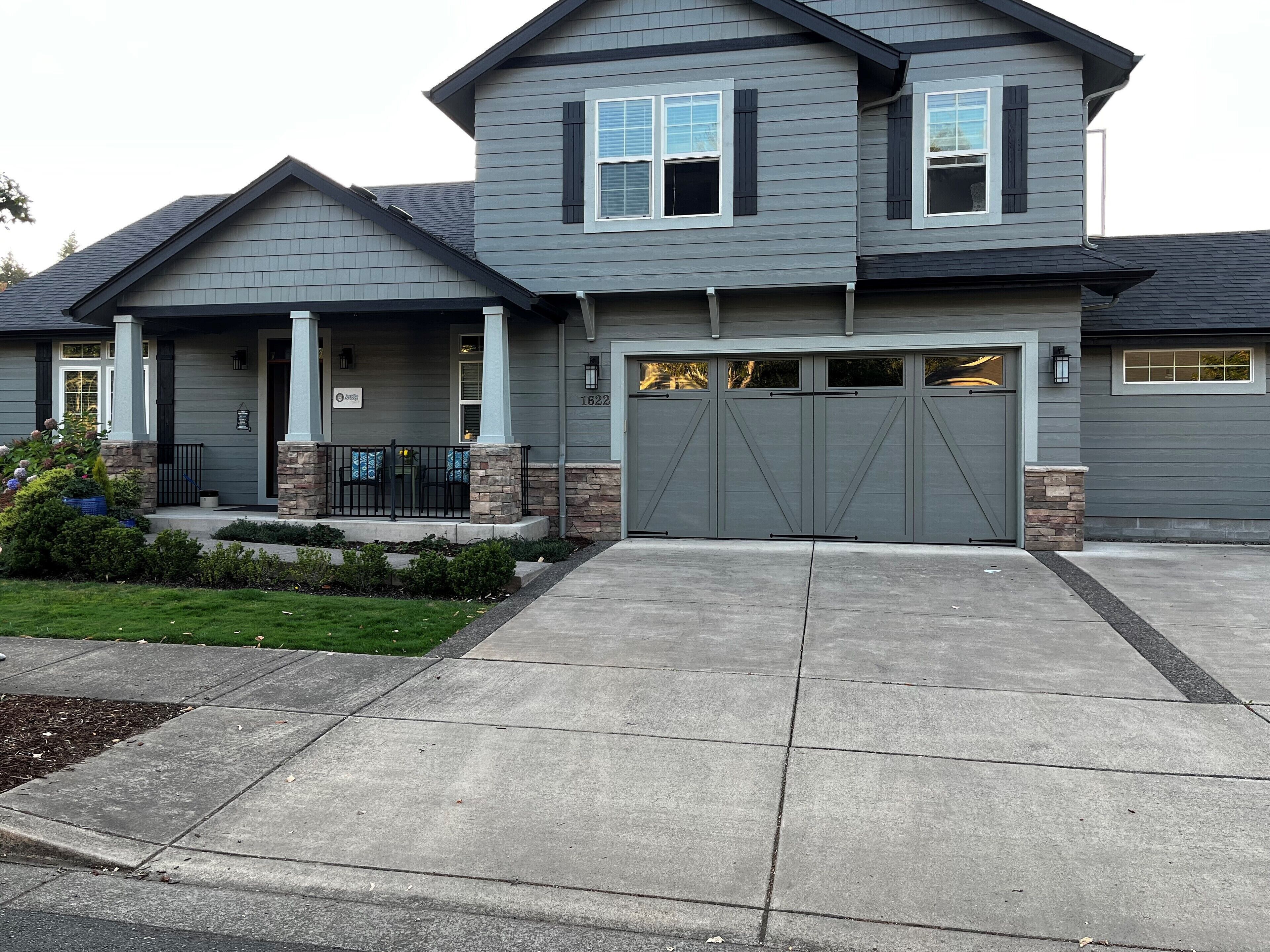 Spacious 4 BR 3BTH dog-friendly home minutes from UofO