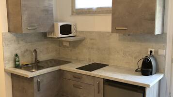 Een koelkast, een microgolfoven, een kookplaat