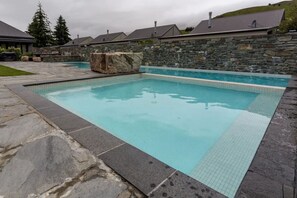Unclassified image, 3 of 7, button - Studio 25 - 1 Bedroom place with Pool (Cardrona)