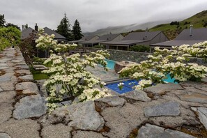 Unclassified image, 5 of 7, button - Studio 25 - 1 Bedroom place with Pool (Cardrona)